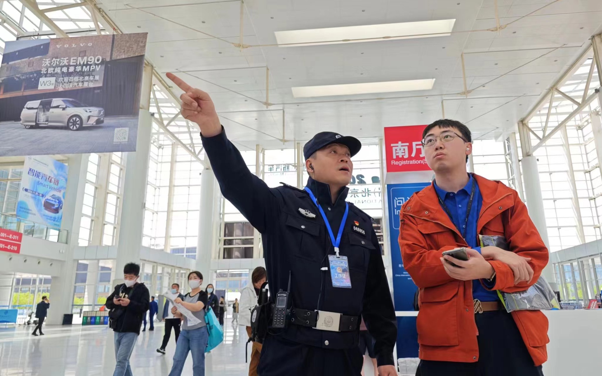 民警在為參觀人員指路。圖源：北京市公安局