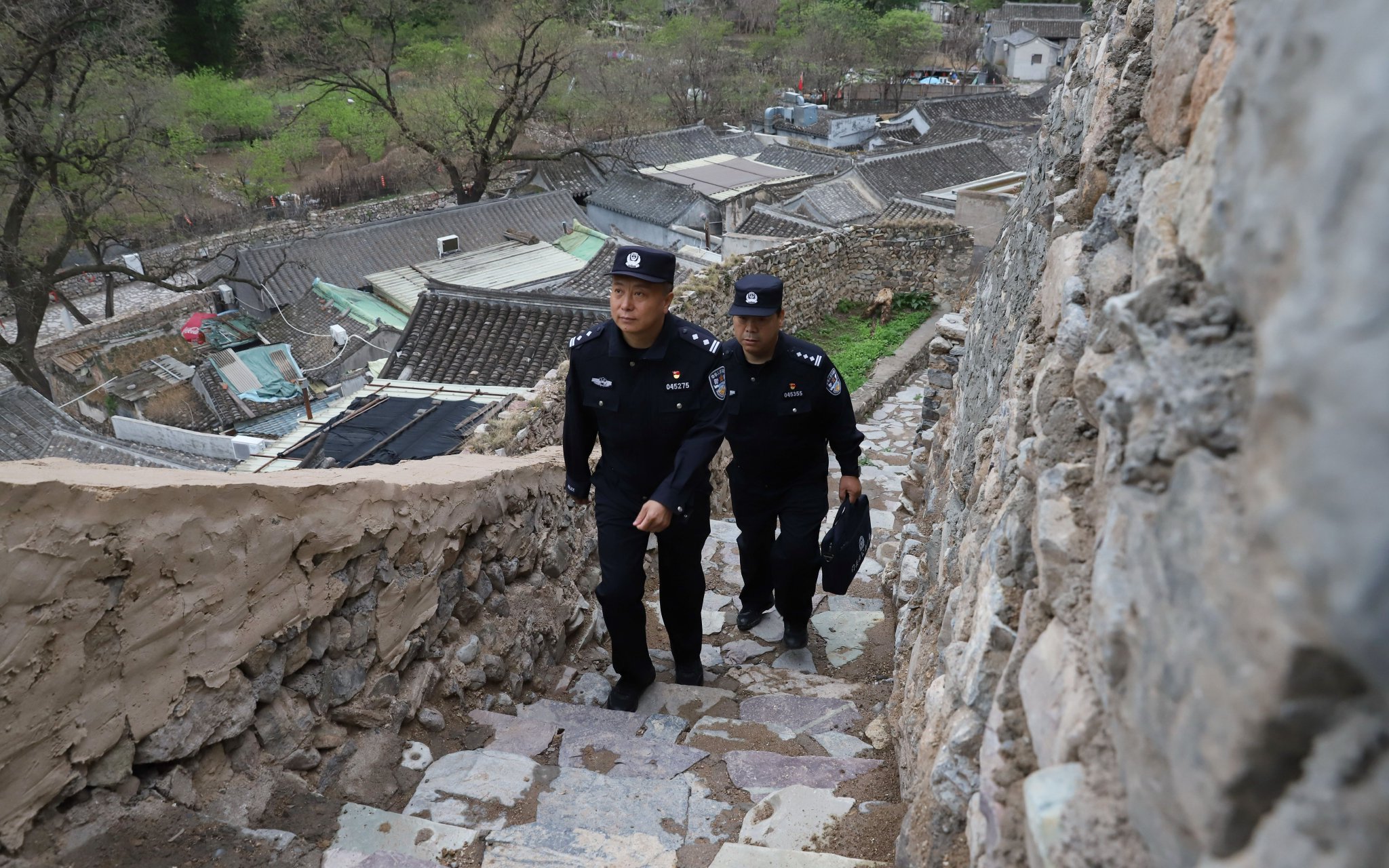 李英海（左）常說，把群眾的事當作自家事，才能做好山區警務工作。 圖源：北京市公安局