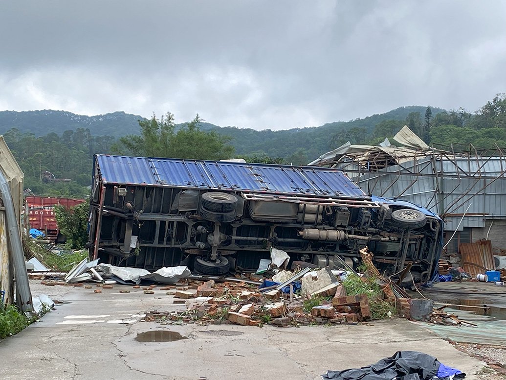 金盆村一廠區里，被風掀倒的貨車。