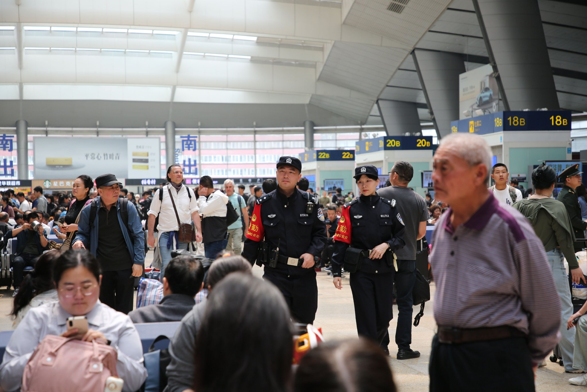 民警在北京南站候車大廳巡邏。圖源：北京鐵警