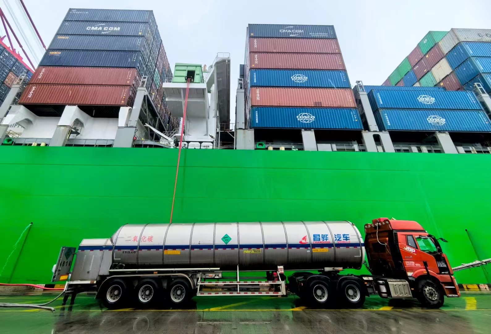 工作人員正在洋山深水港碼頭從集裝箱輪上回收液態二氧化碳。 來源：上海洋山出入境邊防檢查站。