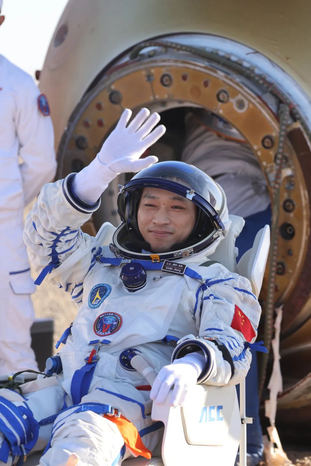 △神舟十七号航天员江新林安全顺利出舱。