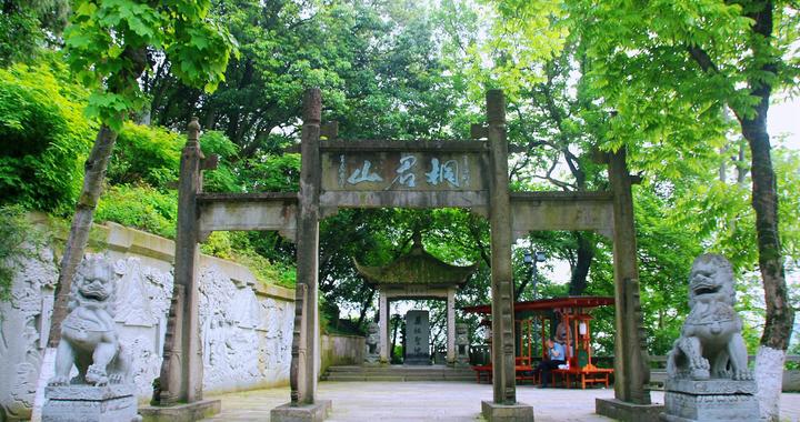 杭州桐庐桐君山，景色秀丽，古迹众多，是富春江一带著名观光胜地