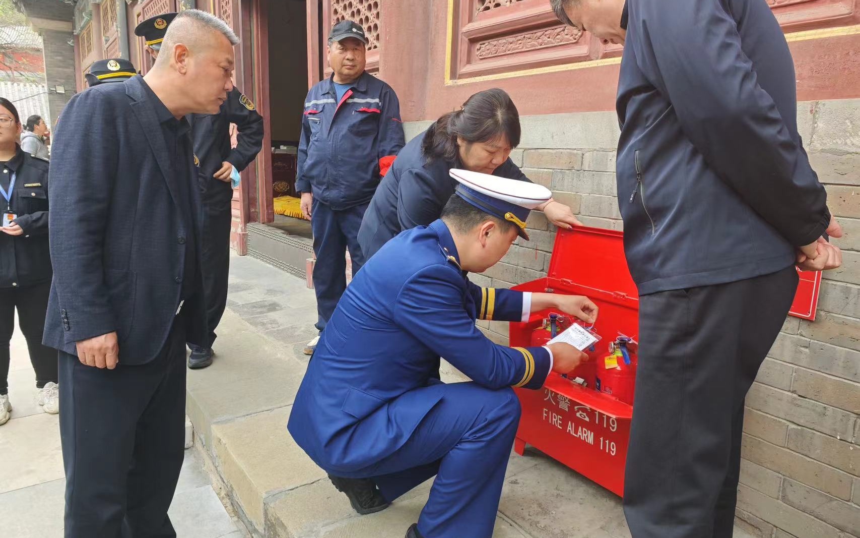 消防監督員正在對潭柘寺內的消防器材進行檢查。圖源：門頭溝區消防救援支隊