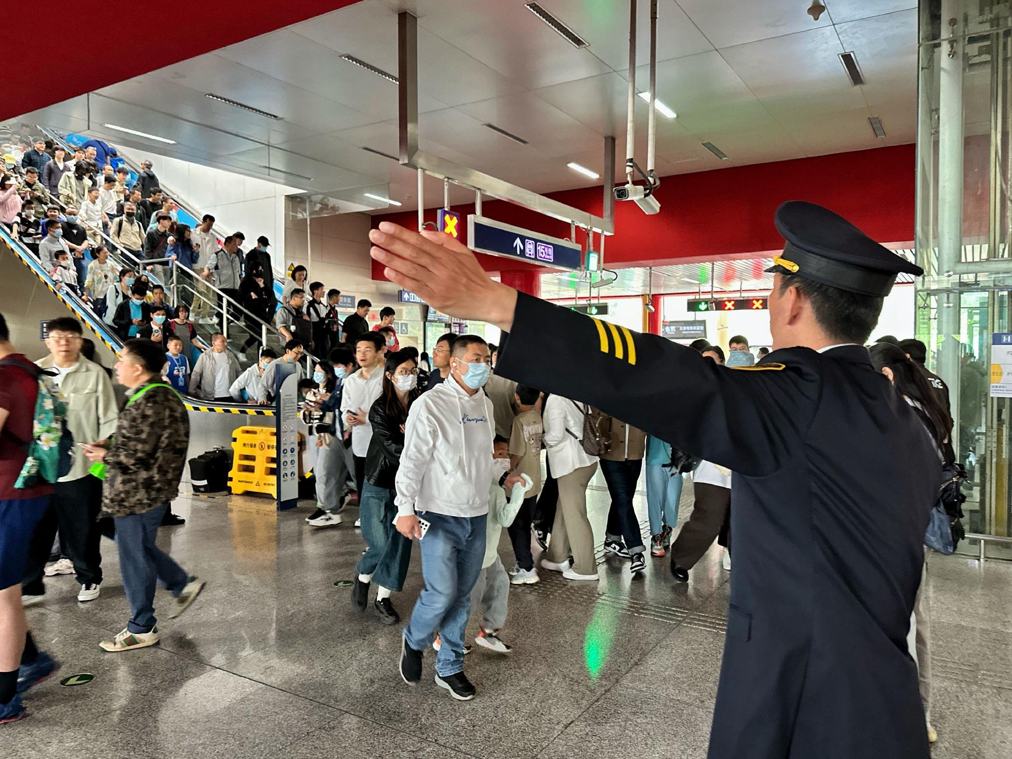 車站工作人員引導乘客有序出站。新京報記者 王貴彬 攝