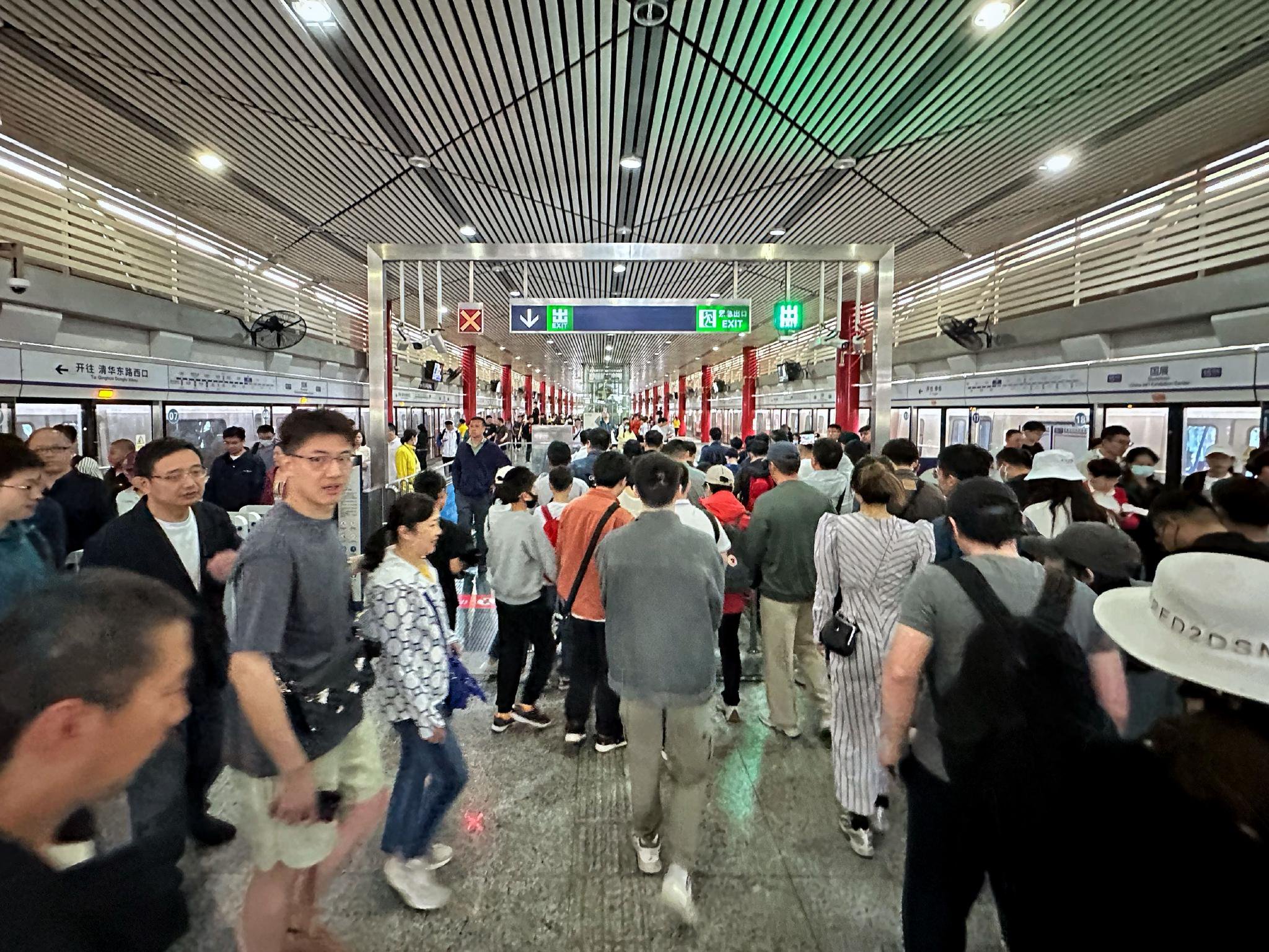 今天上午10點，地鐵15號線國展站迎來大客流。新京報記者 王貴彬 攝
