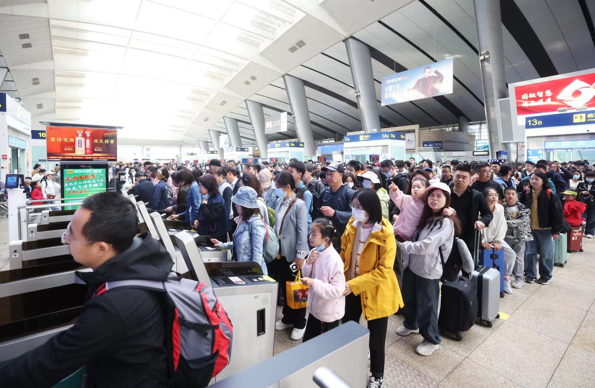 北京南站旅客排隊檢票進站。新京報記者 王貴彬 攝