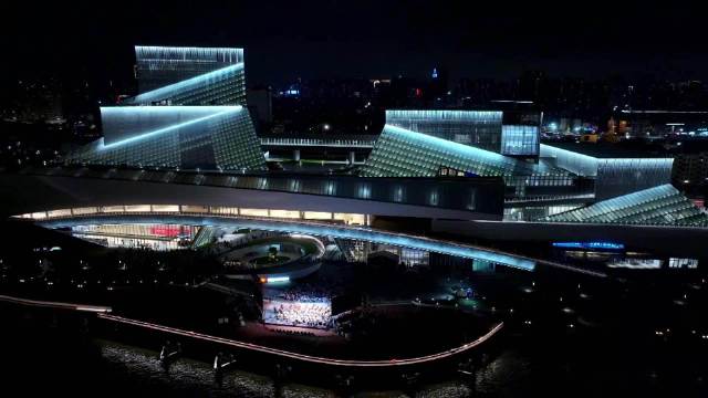 5月1日，白鹅潭大湾区艺术中心正式面向公众开放