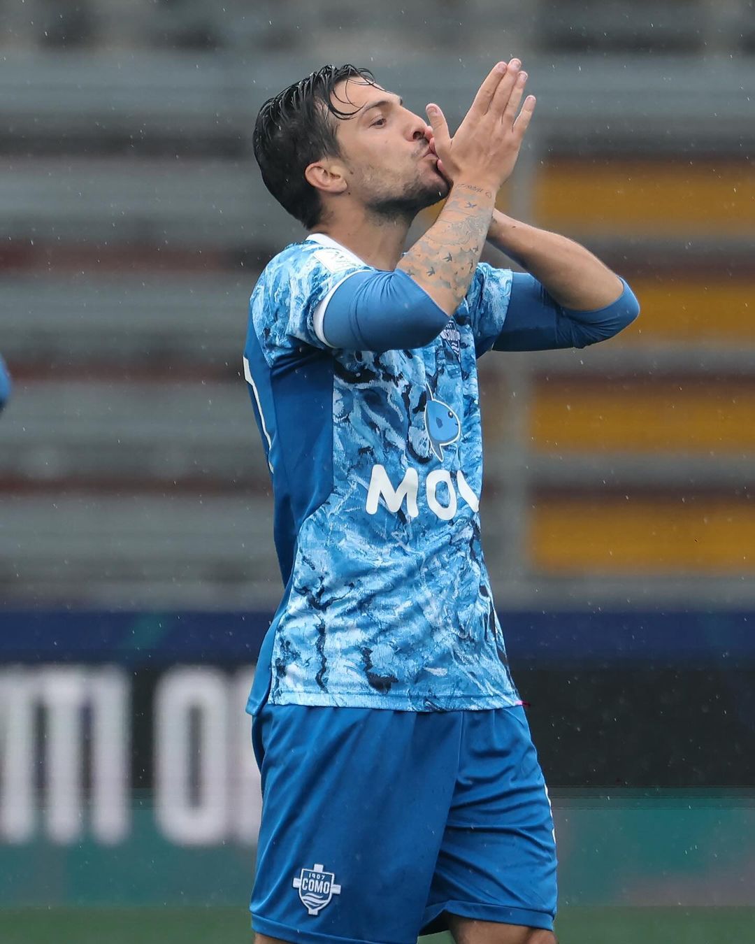 科莫对阵乌迪纳斯精彩对决全程直播在线观看