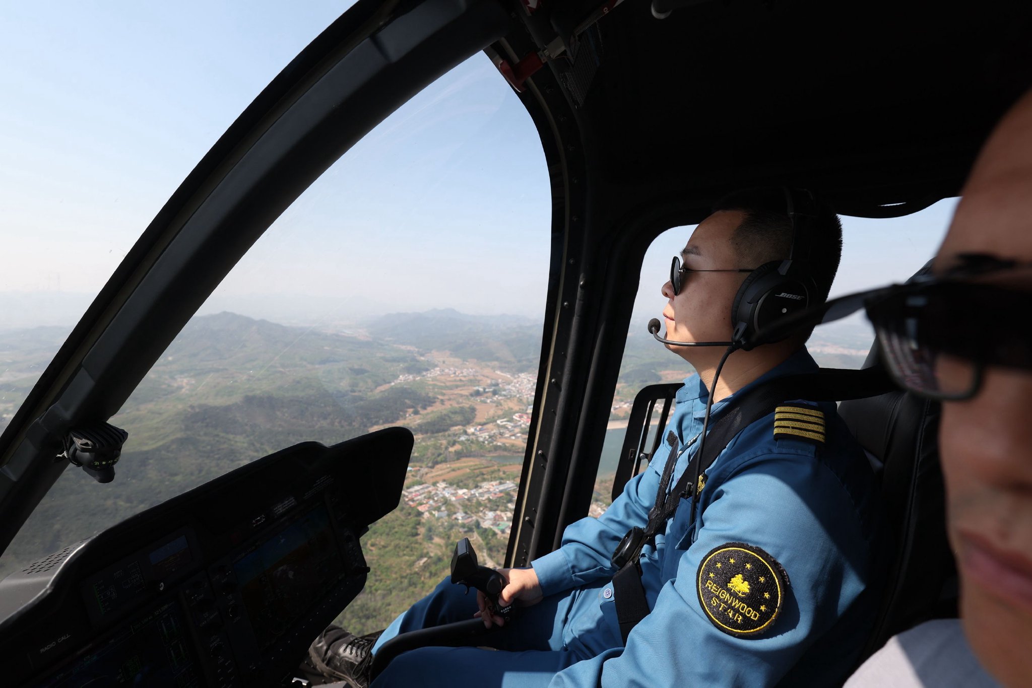 飛行員駕駛直升機搭載著遊客開啟低空觀光之旅。新京報記者 陶冉 攝