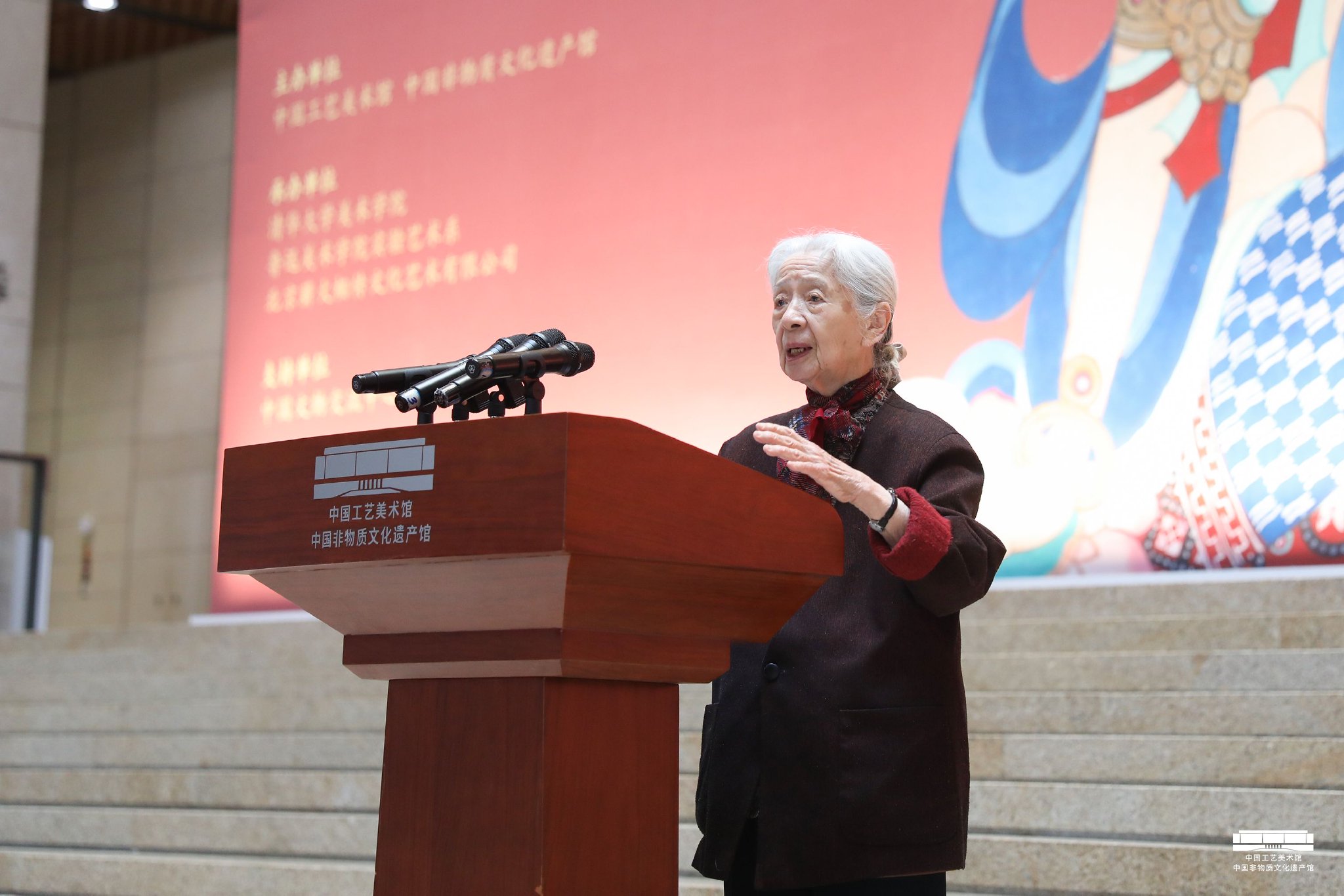 常沙娜在展覽開幕禮上發言。供圖 中國工藝美術館 中國非物質文化遺產館