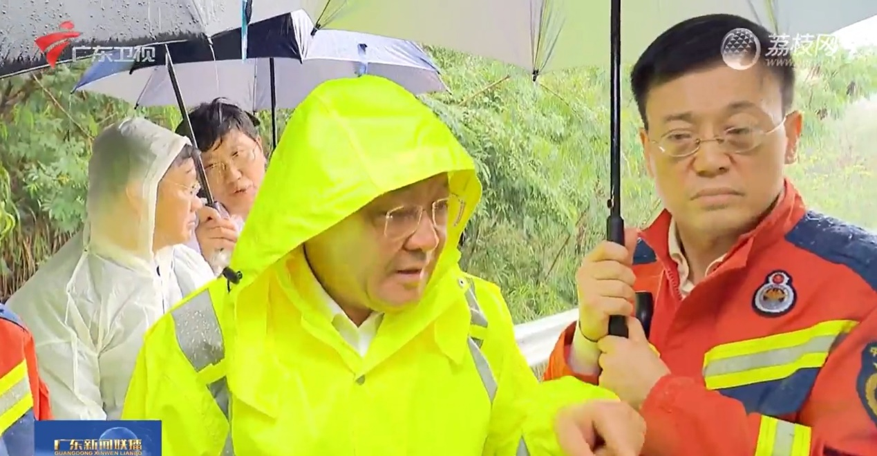 廣東省長王偉中在現場冒雨實地指揮一線應急處置工作的畫面。