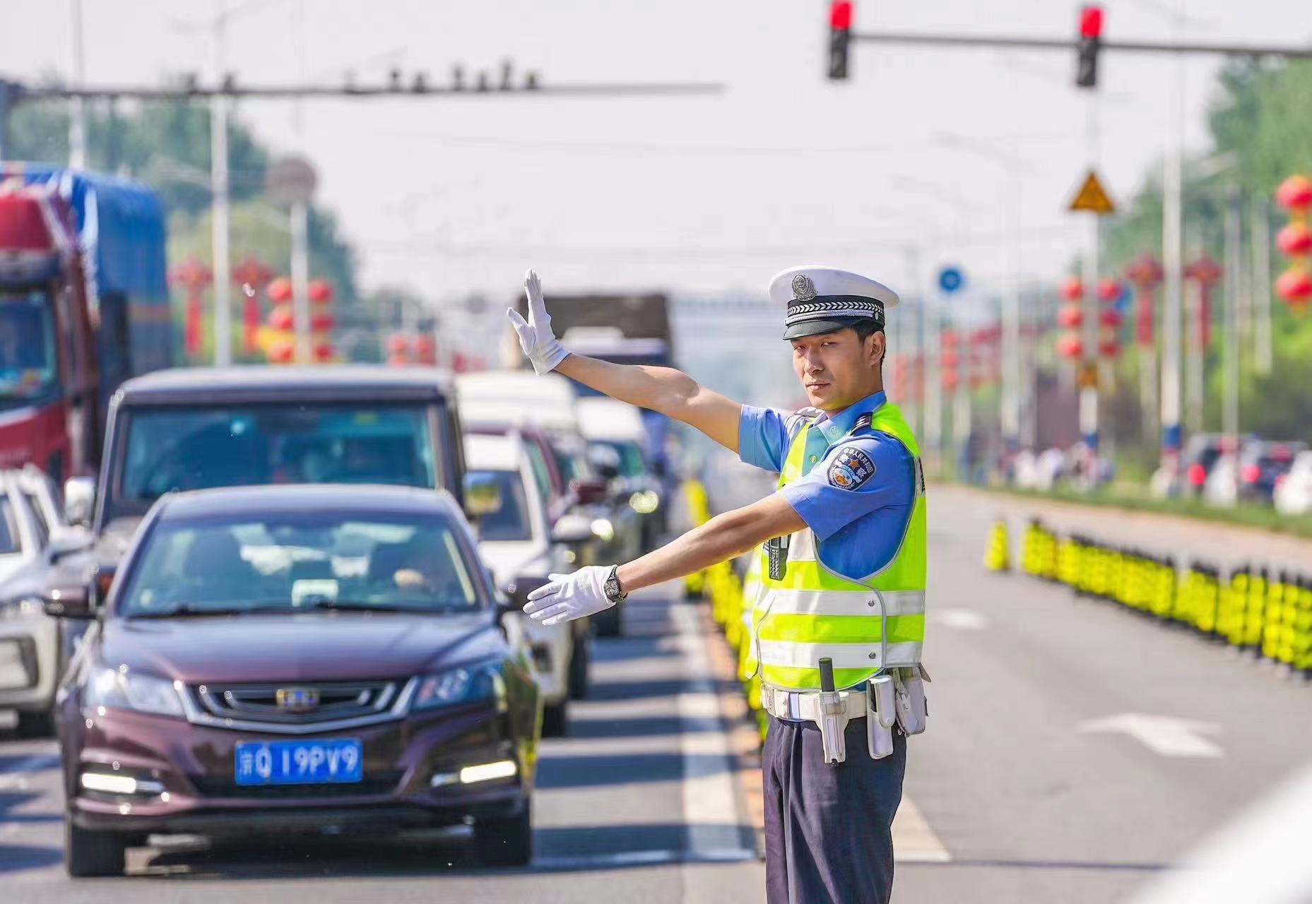 為應對周邊交通壓力，交通支隊加大路面警力投入。 圖源：北京市公安局