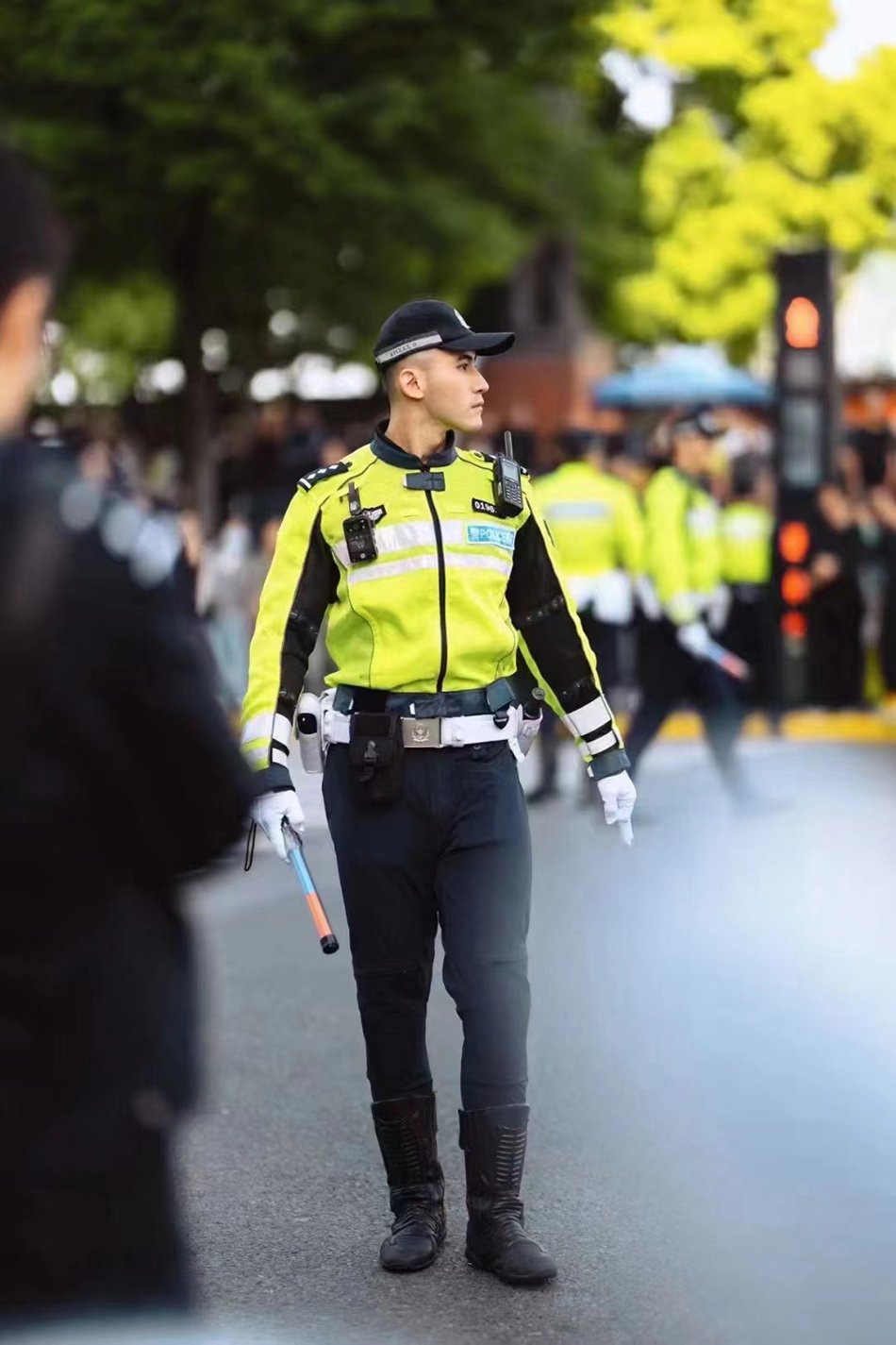 5月1日，黄浦警方在外滩区域进行安全保障。