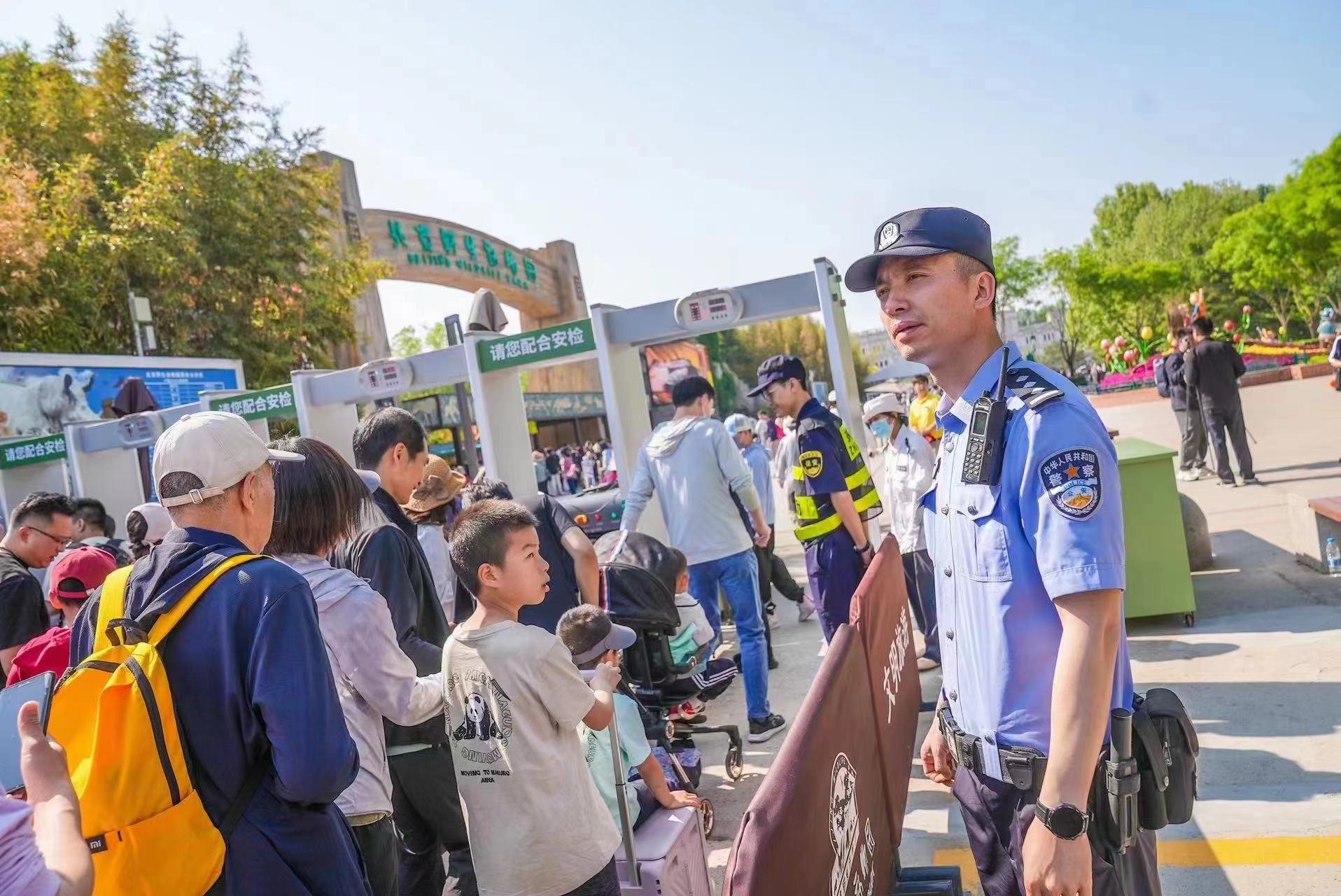 5月2日上午，遊客排隊入園，民警在維持秩序。 圖源：北京市公安局