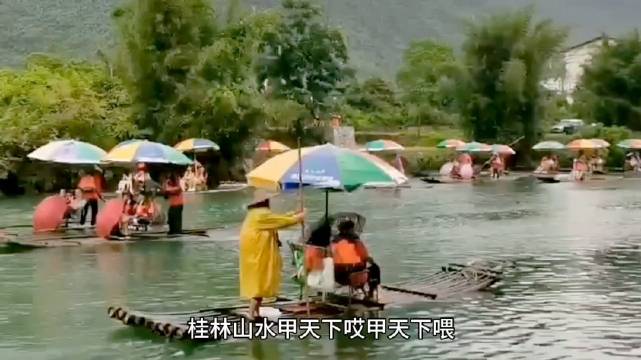 桂林山水甲天下，遇龙河雨中竹筏游美美的！