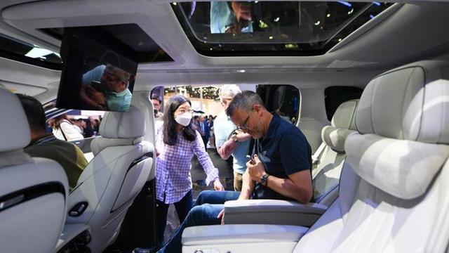 4月25日,参观者观看展出的小鹏X9新能源汽车。新华社记者 鞠焕宗 摄