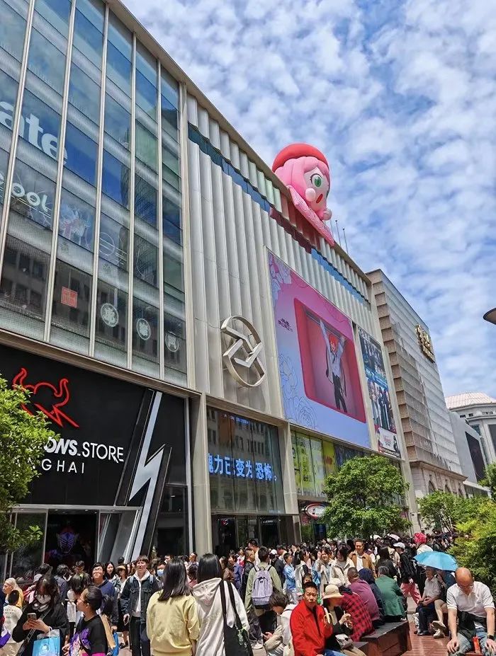 IP阿尼亚形象位于南京东路步行街百联ZX门口。图片来源:春深浮町