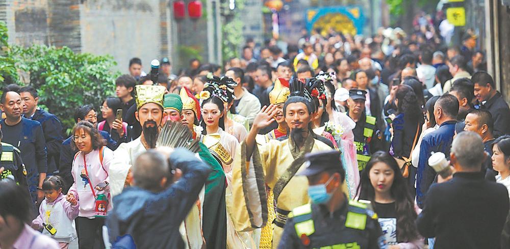 “五一”假期,成都景区游客众多