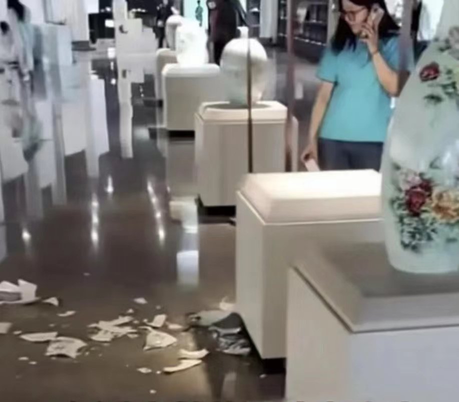 ▲博物館里的陶瓷花瓶成了一地碎片。圖/社交平台影片截圖