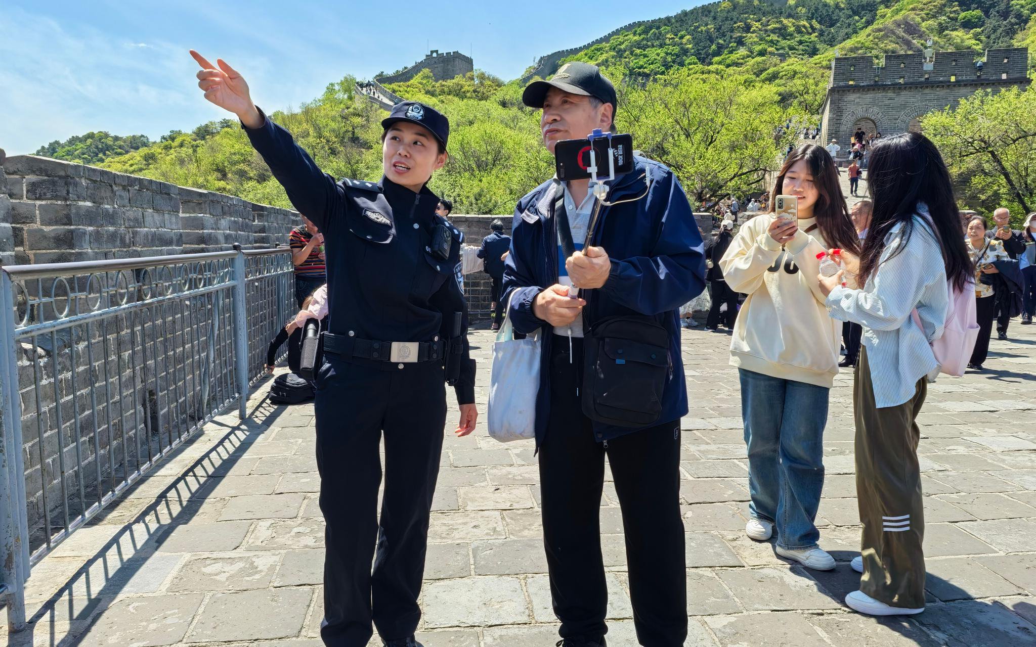 民警在景區巡邏時為遊客指路。圖源：北京市公安局延慶分局