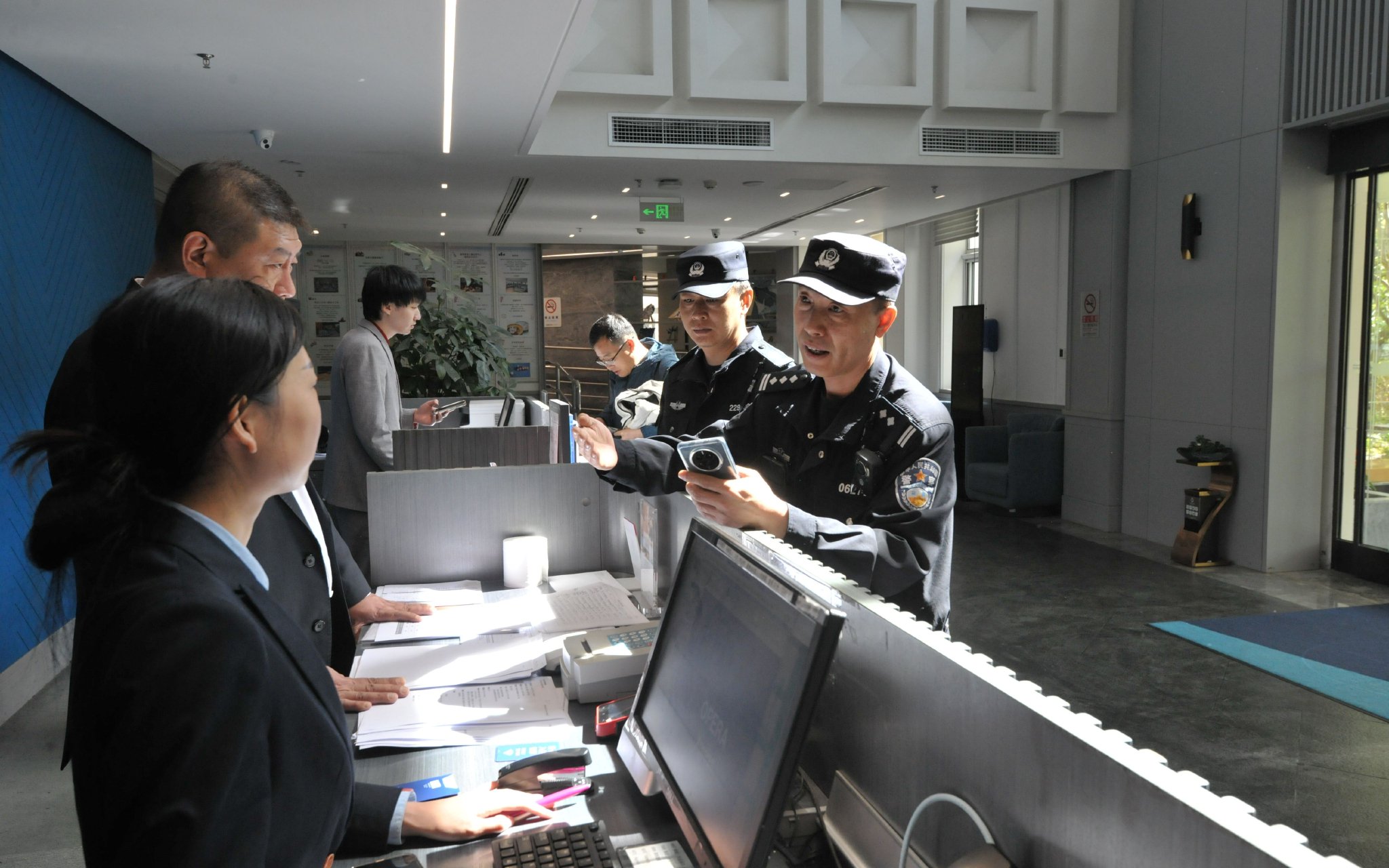 民警對酒店進行安全檢查，同時進行安全知識宣傳。圖源：北京市公安局延慶分局