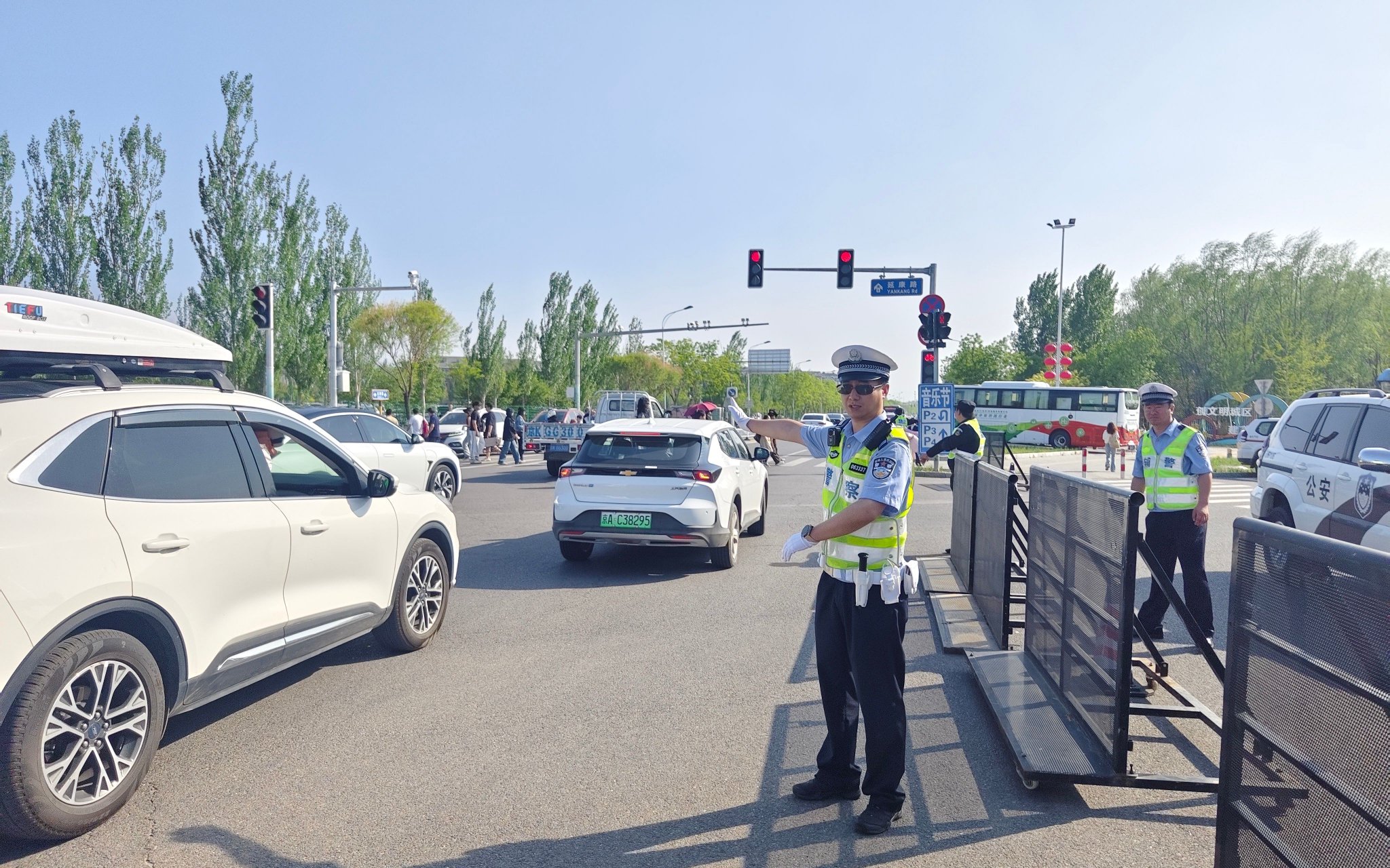 警方加大交通疏導力度，確保車輛有序通行。圖源：北京市公安局延慶分局