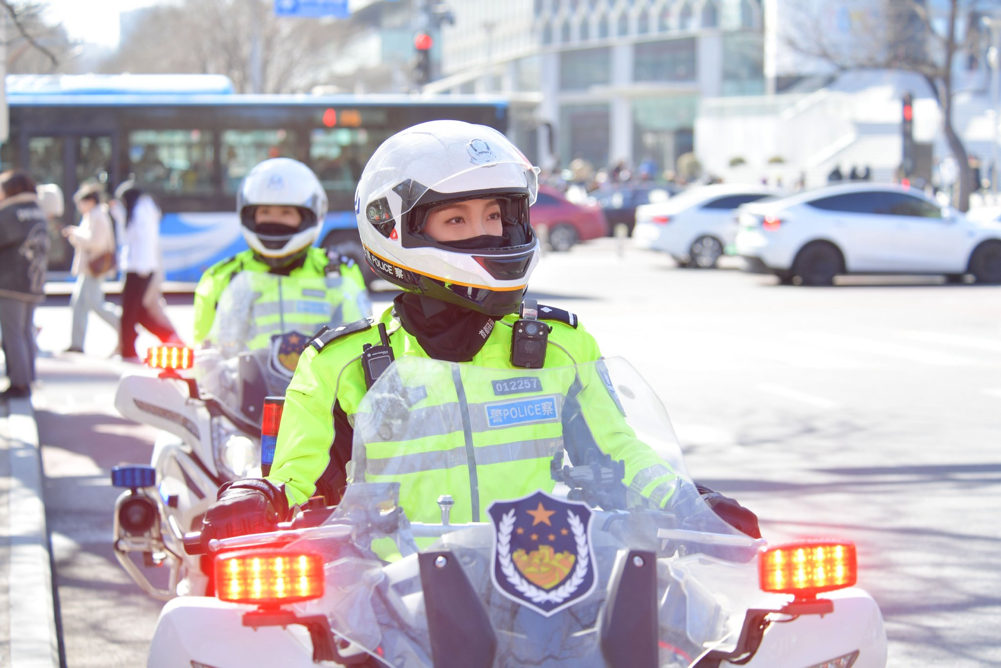 女鐵騎駕駛著警用電單車，穿梭在大街小巷，借助鐵騎「動快靈」的特點，迅速處置各類警情。圖源：北京市公安局