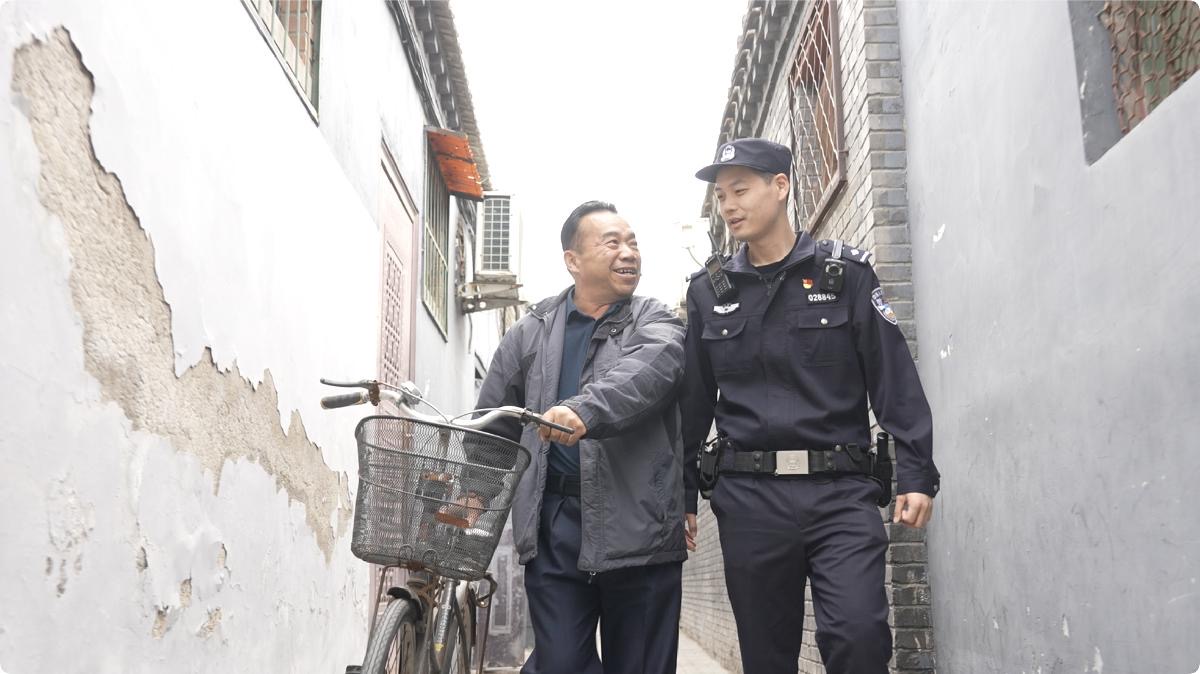 崔東博（右）和胡同居民在一起。 圖源：北京市公安局
