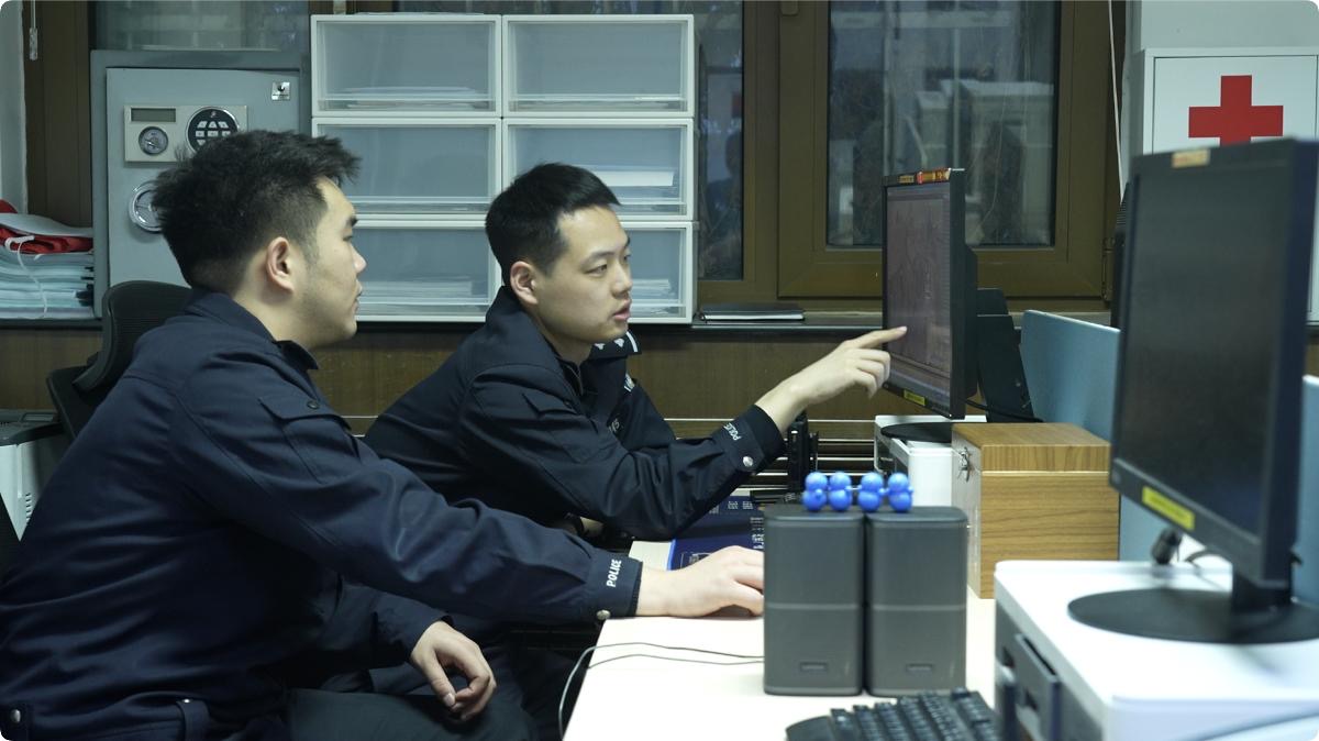 崔東博（右） 在和同事研判案情。 圖源：北京市公安局