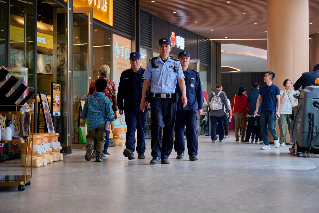 5月3日上午，商場人流逐漸增大，民警和兩名輔警開始了一天的步巡檢查。 圖源：北京市公安局