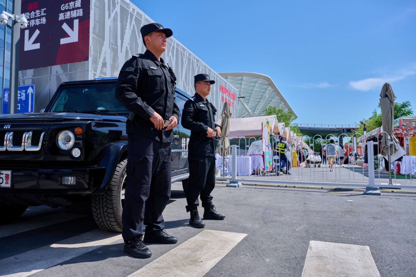 5月3日上午，兩名特警隊員在合生彙周邊定點巡邏。 圖源：北京市公安局