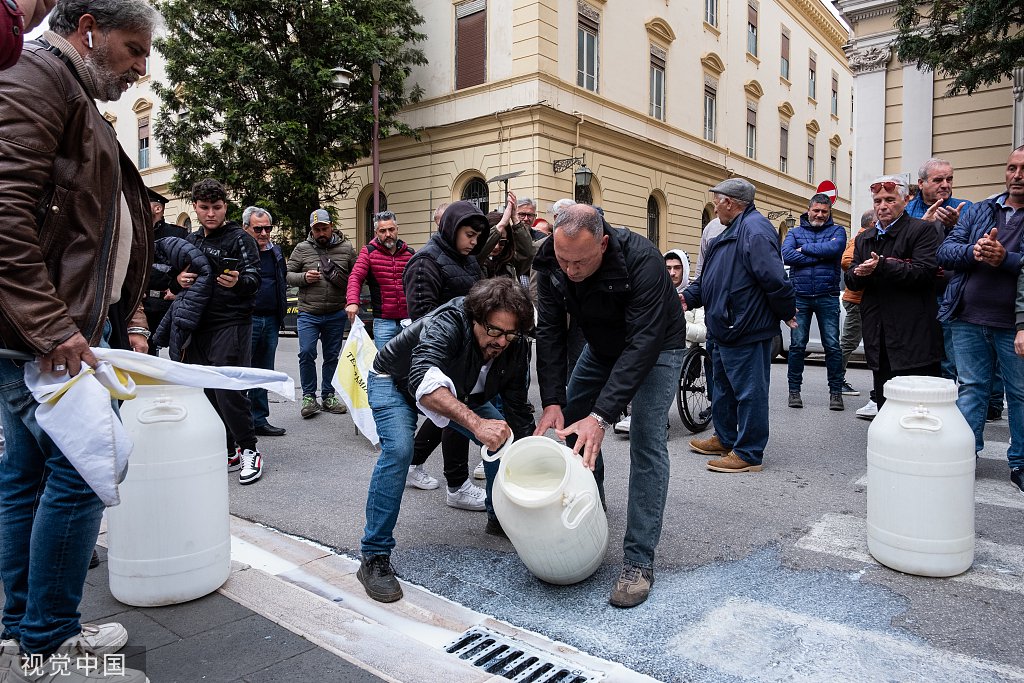 4月23日，意大利拿玻里卡沙爾塔市，農民和飼養者將牛奶倒進下水道，抗議農產品收入過低 圖片來源：視覺中國