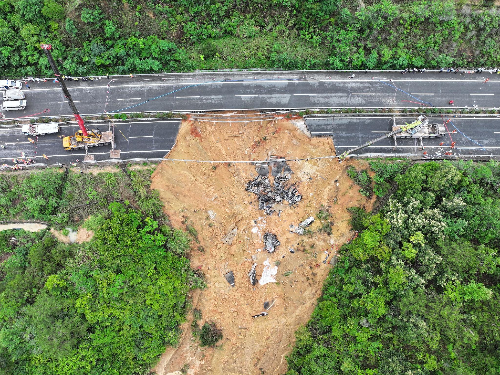 2024年5月1日淩晨，廣東梅州市大埔縣的梅大高速茶陽路段發生一處路面塌方。視覺中國 圖