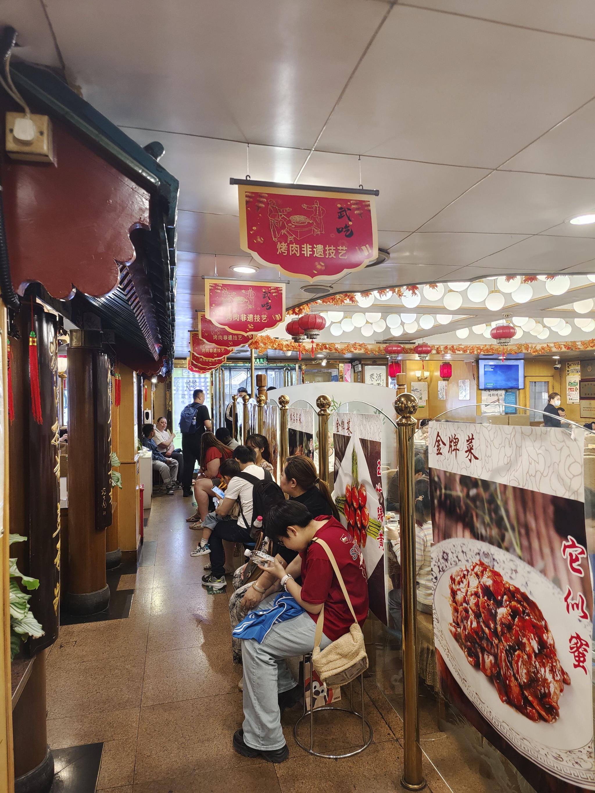 北京老字號餐飲「五一」假期接連翻檯，遊客排隊品嚐特色北京小吃。受訪者供圖