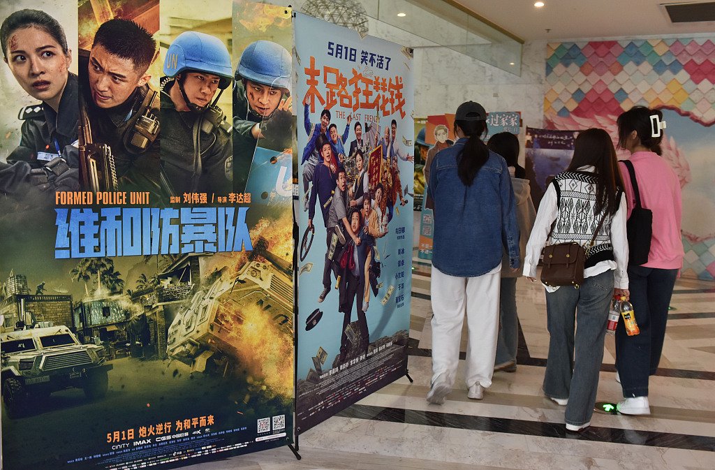 2024年5月2日，在安徽省阜阳市一家影城，观众进场观看电影。 视觉中国 图