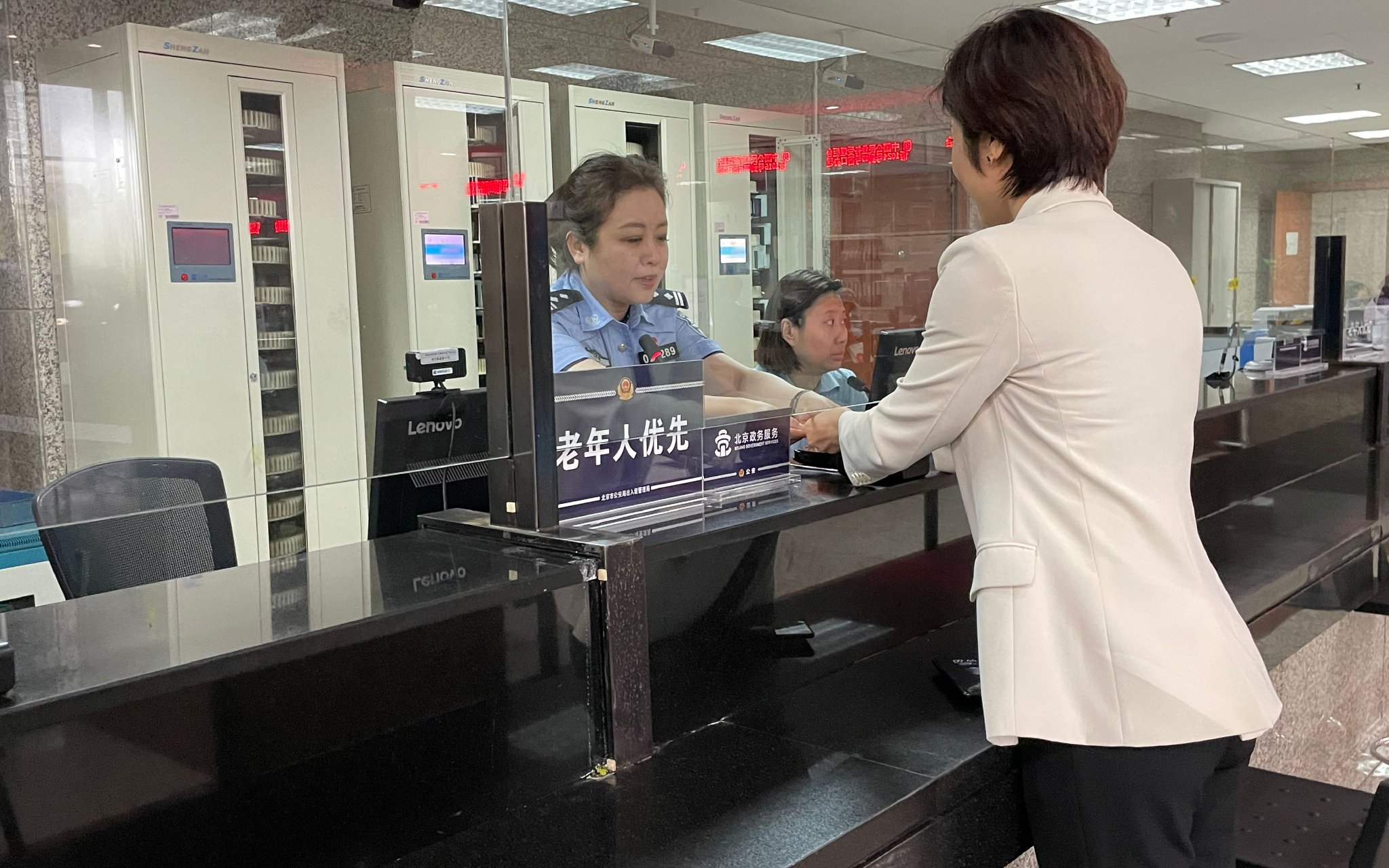 5月6日上午，劉女士拿到了北京發出的第一張赴港澳人才簽注卡。新京報記者 張靜姝攝