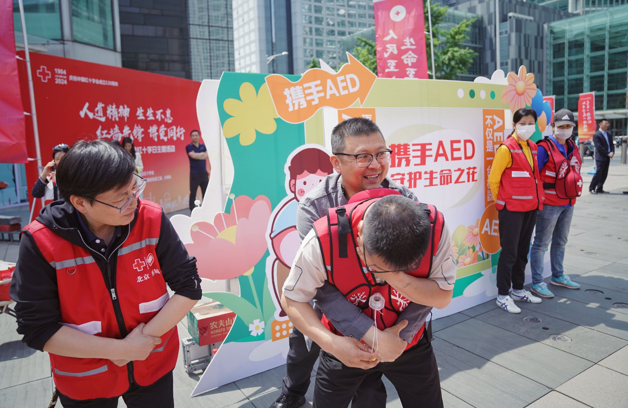 市民在AED及應急救護體驗區學習應急救護知識。新京報記者 薛珺 攝