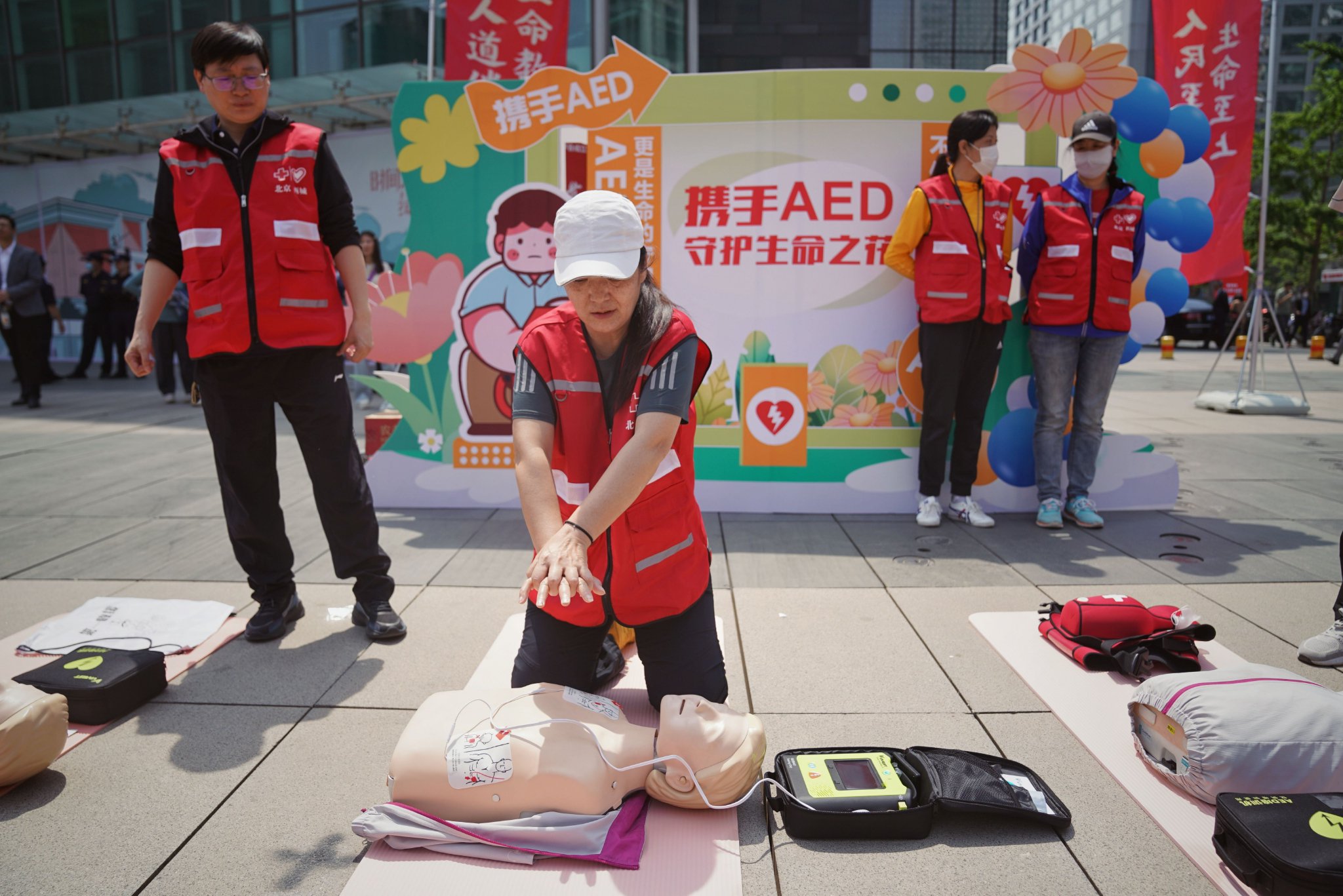 工作人員在現場講解AED的使用方法。新京報記者 薛珺 攝