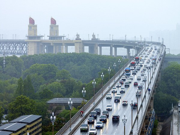 △2024年5月5日，南京長江大橋由北向南的返程車流（資料圖）