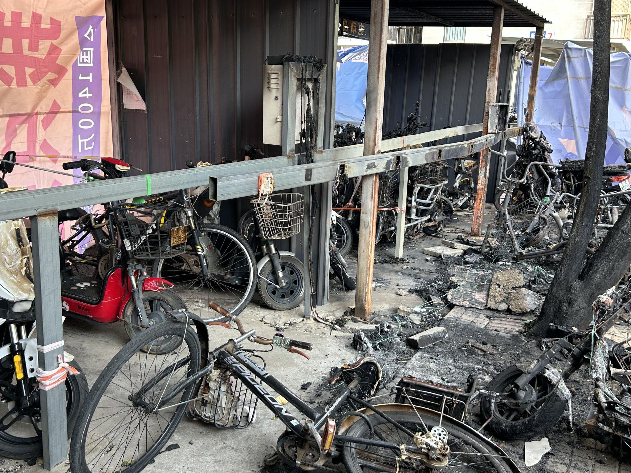 車棚內有十多輛被燒燬的電動單車。 新京報記者 彭鏡陶 攝