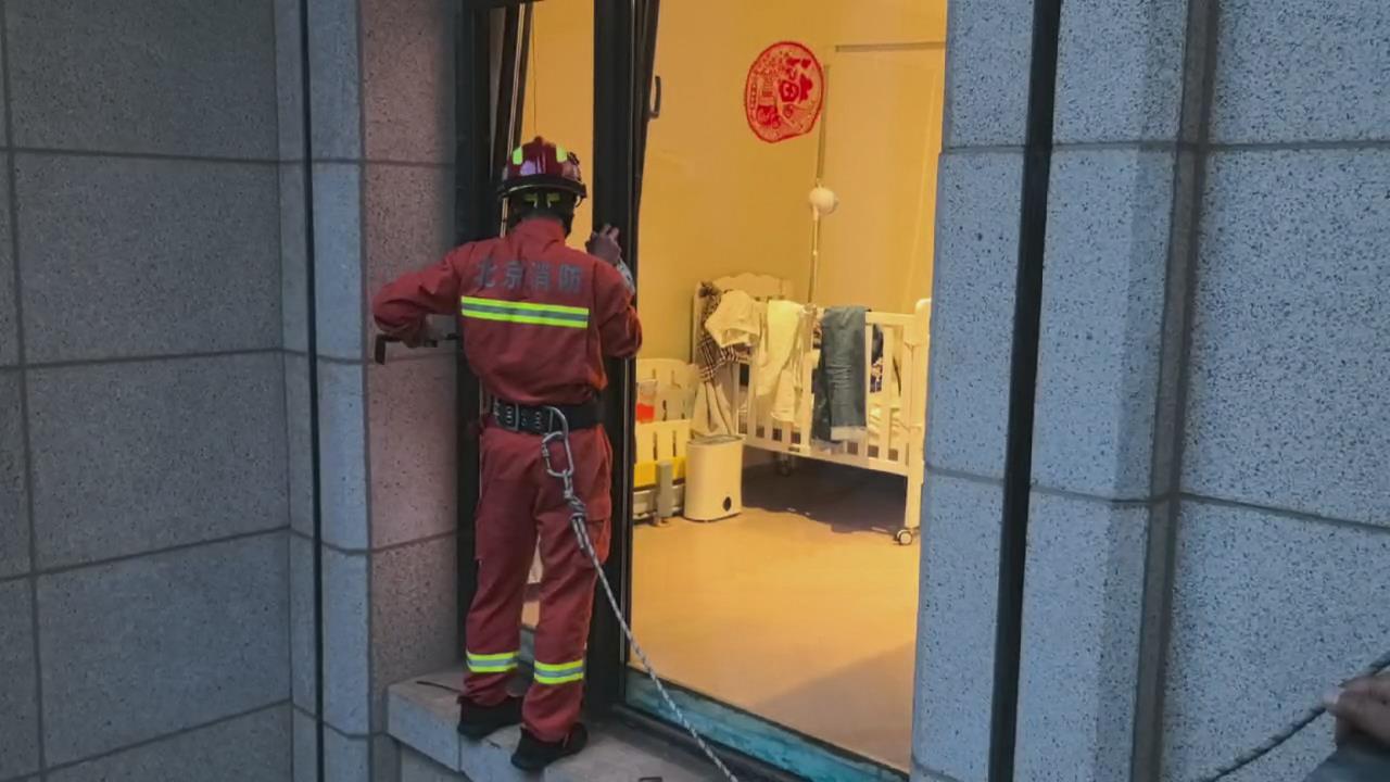 消防救援人員破拆窗戶。 圖源：豐台區消防救援支隊