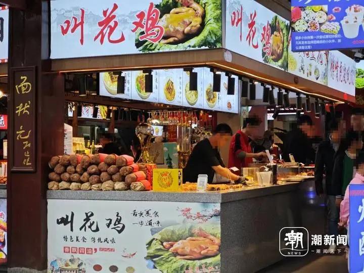 河坊街入口处的叫花鸡档口 盛锐/摄