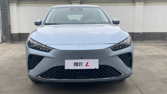 哪吒L是山海平台首款超级增程SUV，它定位于小轻新之家的质价比之选