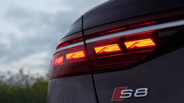 视频：Audi S8 4.0L V8双涡轮 571马力，800牛米 3.3秒破百 （1080P）