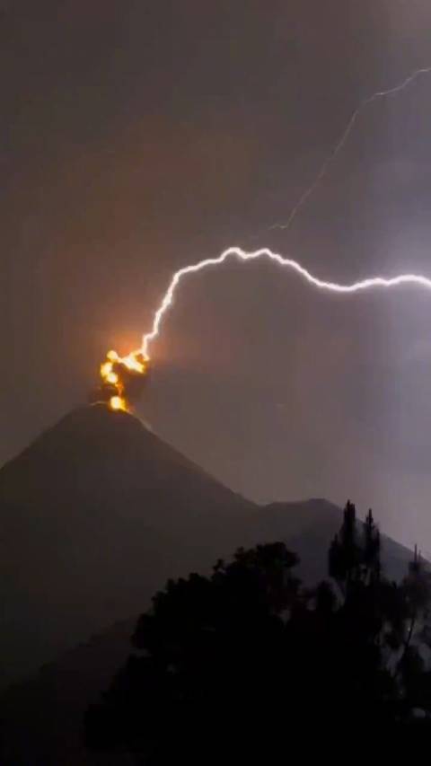 危地马拉火山爆发，引发闪电，这个好酷！ 这是标准的：天雷地火！
