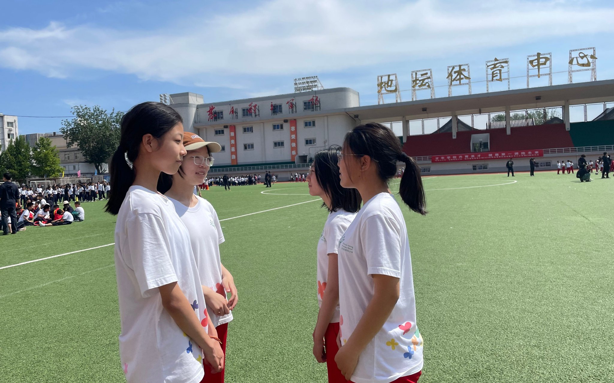 新鮮胡同小學的新京報小記者採訪彩旗方陣的表演者。新京報記者徐彥琳 攝