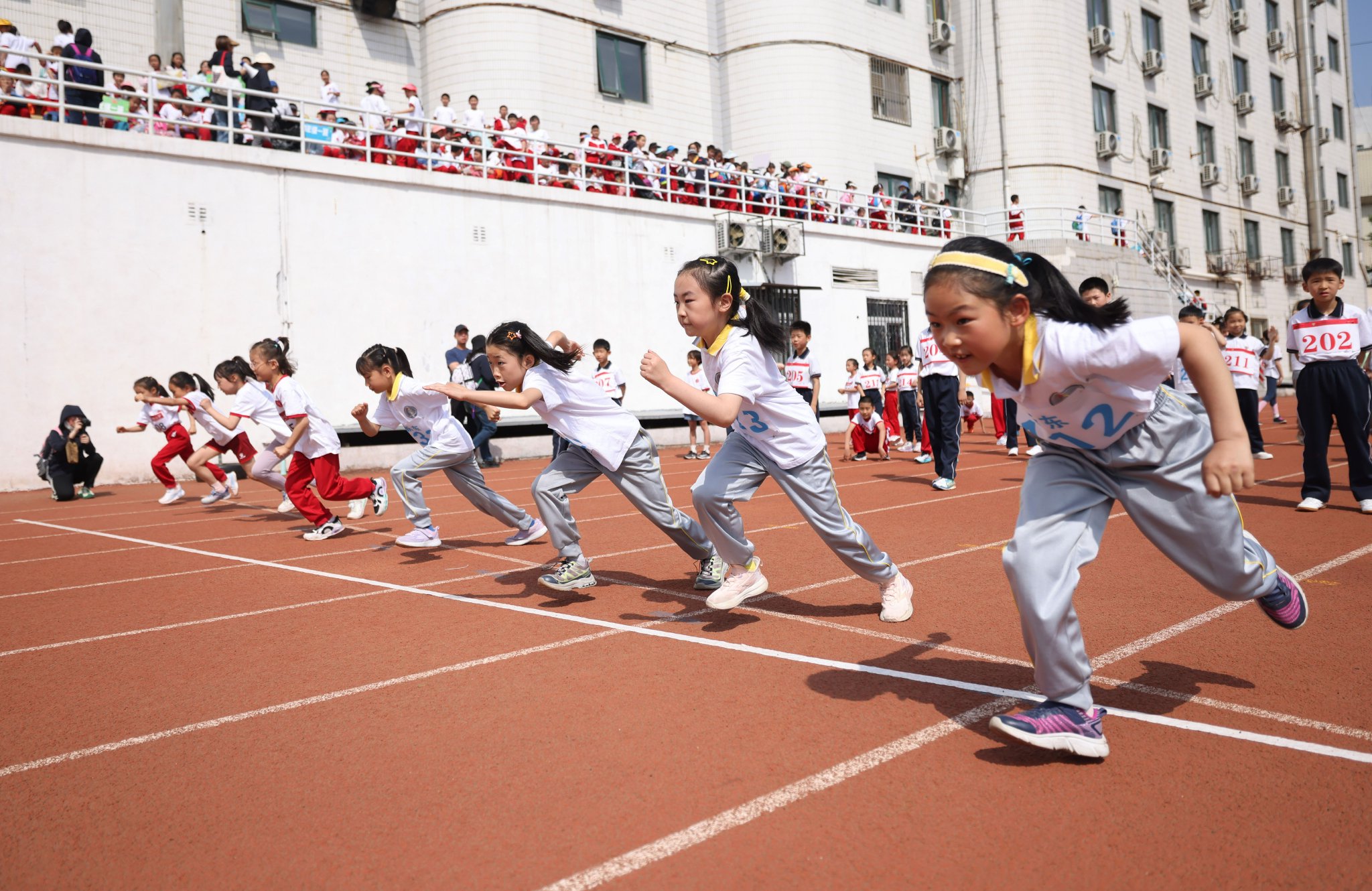 小運動員們參加短跑項目。新京報記者李木易 攝