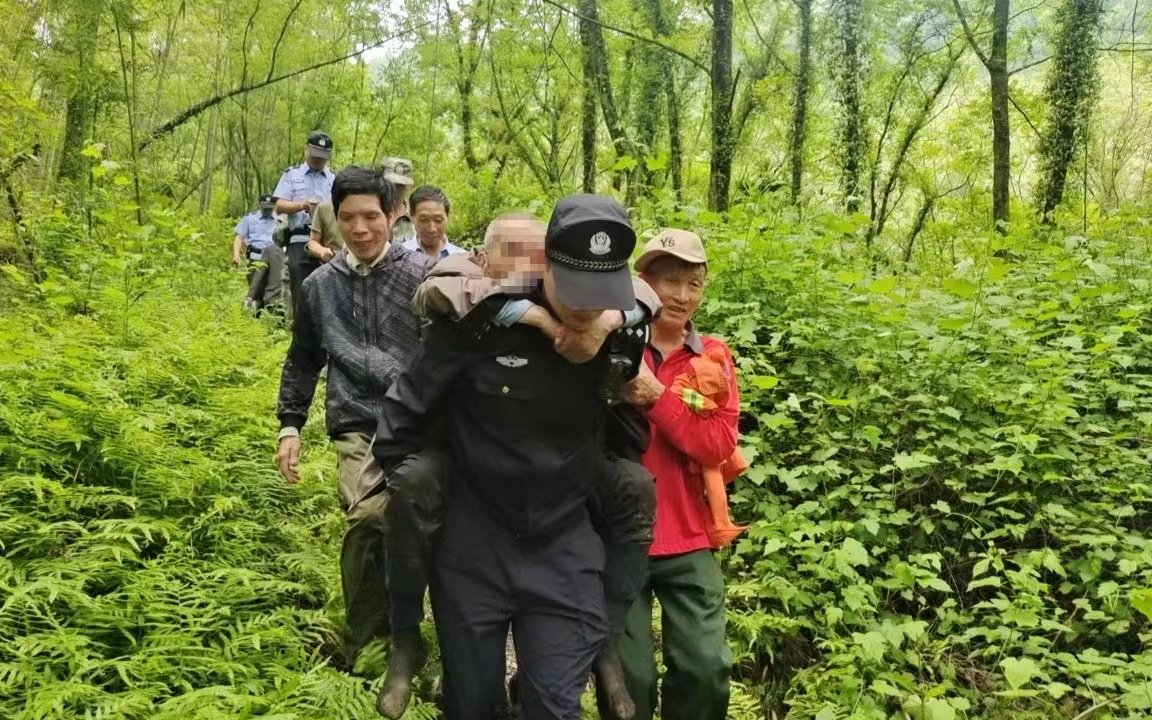 經過20多小時的搜救，老人被找到，民警將其背下山。圖源：杭州公安