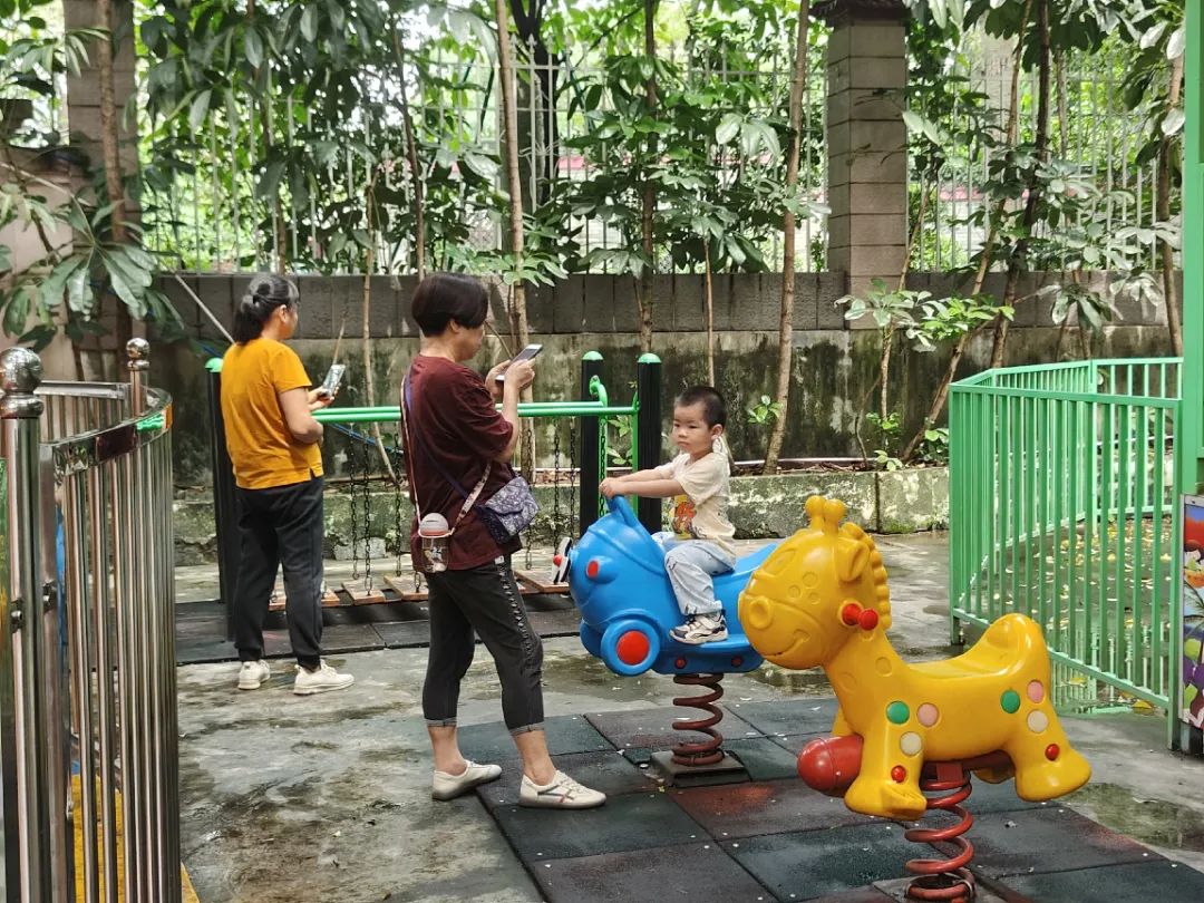 周二上午,游乐场也有不少街坊来游玩。信息时报记者 王智汛摄